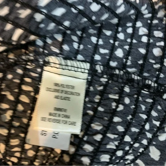 🌺NWT- Juniors black and white top - Picture 8 of 8